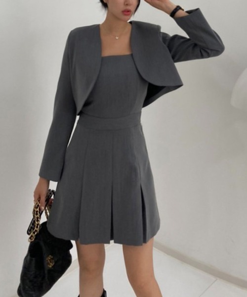 LYEON（リヨン）の「ショートジャケット×プリーツワンピースセット（ワンピース・レディース・ブラック/グレー・FREE）」の9枚目の写真