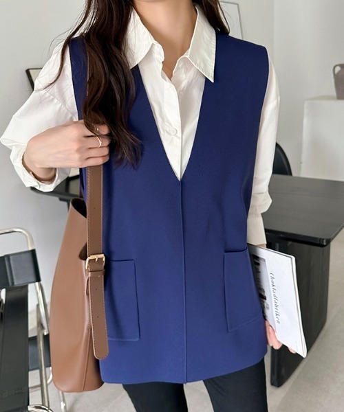 COCOMOMO（ココモモ）の「【カラー展開あり】 vネックベスト サイドスリット ポケット付き（ベスト・レディース・ネイビー/ブラウン/アイボリー/ブラック/ダークグレー/ライトグレー・FREE）」の6枚目の写真