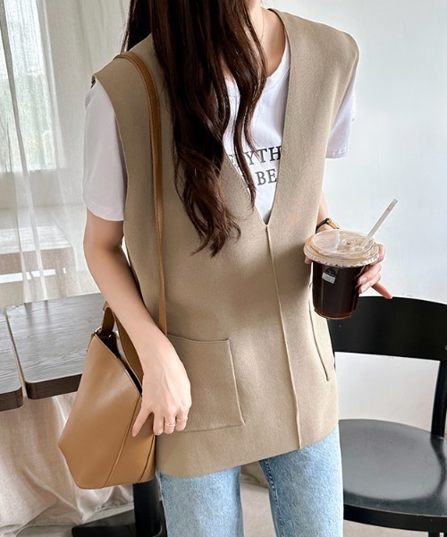 COCOMOMO（ココモモ）の「【カラー展開あり】 vネックベスト サイドスリット ポケット付き（ベスト・レディース・ネイビー/ブラウン/アイボリー/ブラック/ダークグレー/ライトグレー・FREE）」の5枚目の写真