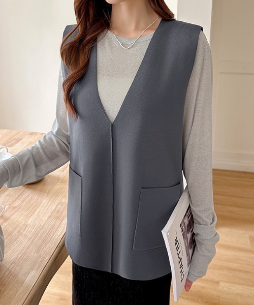 COCOMOMO（ココモモ）の「【カラー展開あり】 vネックベスト サイドスリット ポケット付き（ベスト・レディース・ネイビー/ブラウン/アイボリー/ブラック/ダークグレー/ライトグレー・FREE）」の10枚目の写真