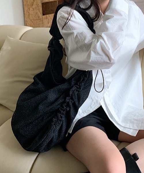 ROGER AND RAW(ロジャーアンドロウ)の「ラメギャザーショルダーバッグ/ボディバッグ(ショルダーバッグ・レディース・ホワイト/ブラック/シルバー・FREE)」の3枚目の写真