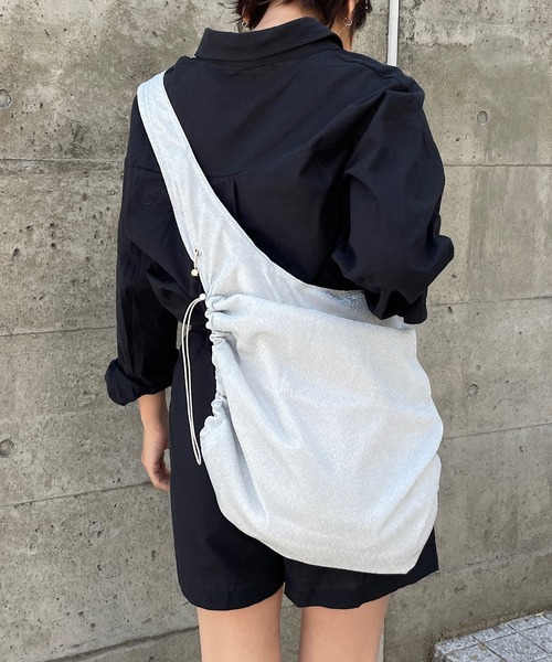 ROGER AND RAW(ロジャーアンドロウ)の「ラメギャザーショルダーバッグ/ボディバッグ(ショルダーバッグ・レディース・ホワイト/ブラック/シルバー・FREE)」の16枚目の写真