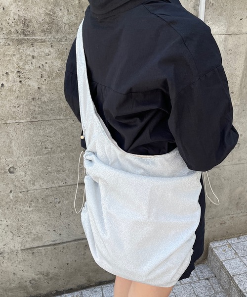 ROGER AND RAW(ロジャーアンドロウ)の「ラメギャザーショルダーバッグ/ボディバッグ(ショルダーバッグ・レディース・ホワイト/ブラック/シルバー・FREE)」の18枚目の写真