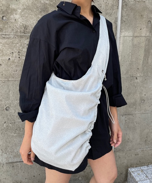 ROGER AND RAW(ロジャーアンドロウ)の「ラメギャザーショルダーバッグ/ボディバッグ(ショルダーバッグ・レディース・ホワイト/ブラック/シルバー・FREE)」の19枚目の写真