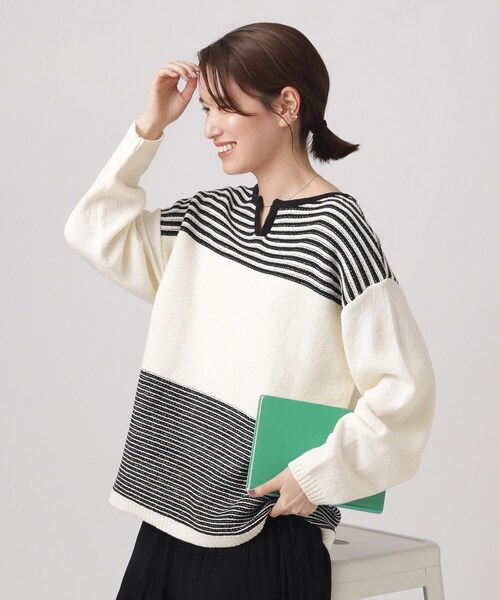 SHOO・LA・RUE（シューラルー）の「◆【体型カバ―】変形ボーダー キーネックニット（ニット/セーター・レディース・ブルー系7/ブラック系2/ライトグレー系2・00）」の2枚目の写真