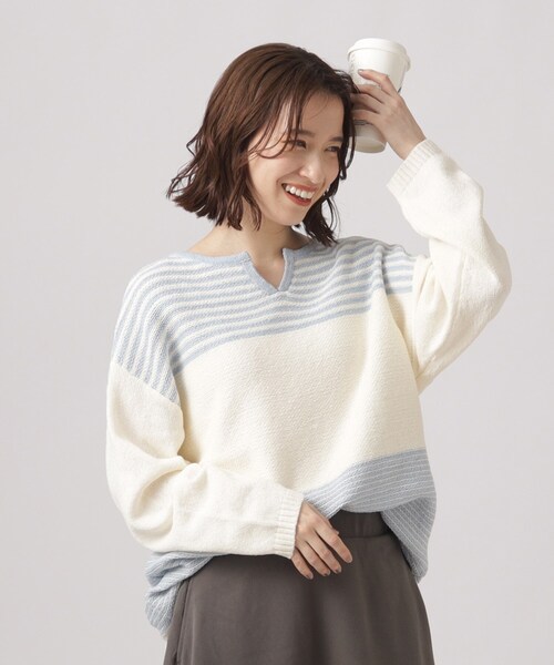 SHOO・LA・RUE（シューラルー）の「◆【体型カバ―】変形ボーダー キーネックニット（ニット/セーター・レディース・ブルー系7/ブラック系2/ライトグレー系2・00）」の3枚目の写真