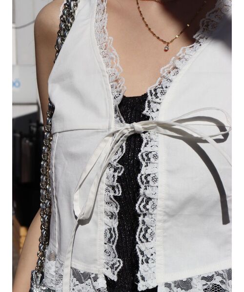 EVRIS(エヴリス)の「レースドッキングベスト(シャツ/ブラウス・レディース・ブラック/ベージュ/ホワイト・FREE)」の11枚目の写真
