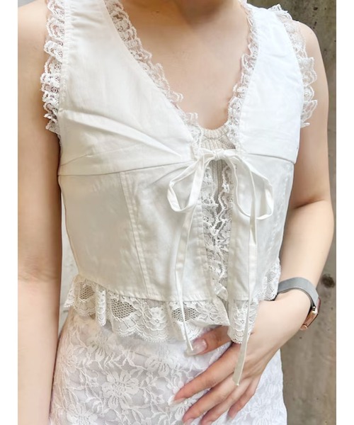 EVRIS(エヴリス)の「レースドッキングベスト(シャツ/ブラウス・レディース・ブラック/ベージュ/ホワイト・FREE)」の2枚目の写真