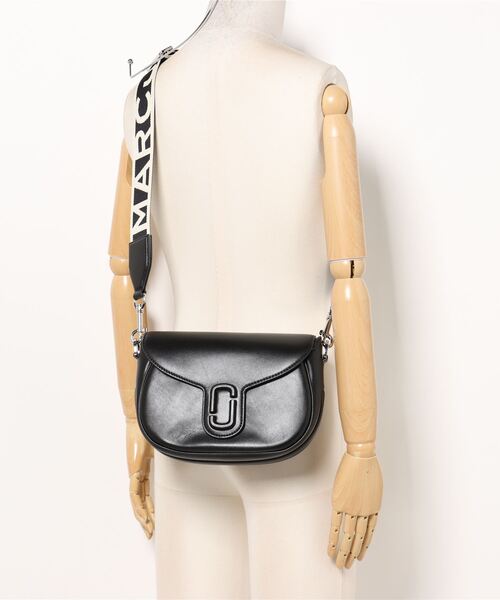 MARC JACOBS(マークジェイコブス)の「THE LEATHER COVERED J MARC SADDLE BAG/ザ レザー カバード Jマーク サドルバッグ(ショルダーバッグ・レディース・ブラック/ホワイト/キャメル・ONE SIZE)」の17枚目の写真