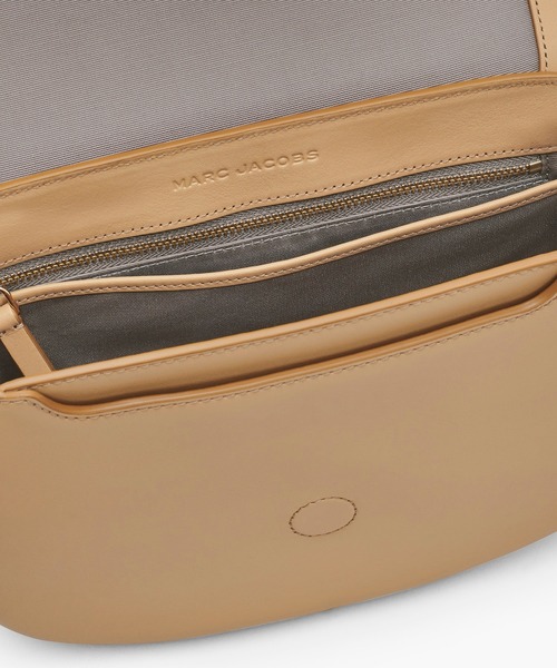 MARC JACOBS(マークジェイコブス)の「THE LEATHER COVERED J MARC SADDLE BAG/ザ レザー カバード Jマーク サドルバッグ(ショルダーバッグ・レディース・ブラック/ホワイト/キャメル・ONE SIZE)」の19枚目の写真