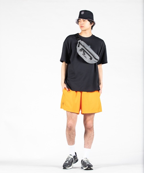 UNDER ARMOUR（アンダーアーマー）の「UAボディバッグ（トレーニング/メンズ/レディース）（ボディバッグ/ウエストポーチ・レディース・グレー・ONESIZE）」の6枚目の写真