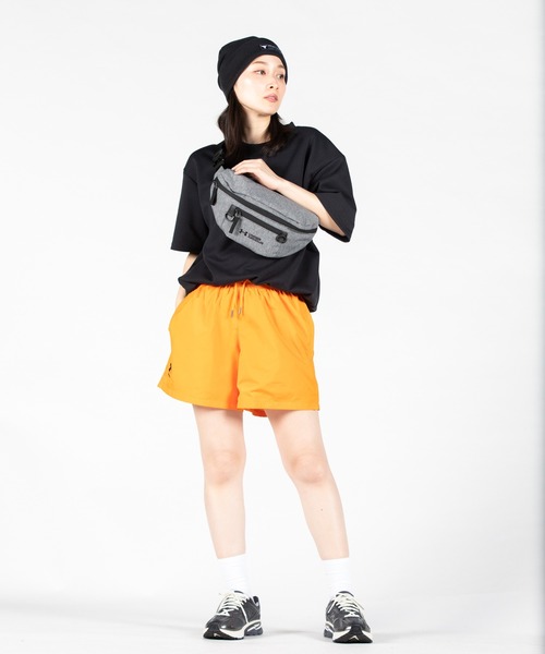 UNDER ARMOUR（アンダーアーマー）の「UAボディバッグ（トレーニング/メンズ/レディース）（ボディバッグ/ウエストポーチ・レディース・グレー・ONESIZE）」の12枚目の写真