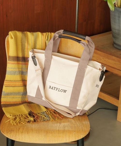 BAYFLOW（ベイフロー）の「[A4サイズ収納可]ショルダーZIPロゴトート Mサイズ（トートバッグ・レディース・グレー/ベージュ/ブラック系・FREE）」の4枚目の写真