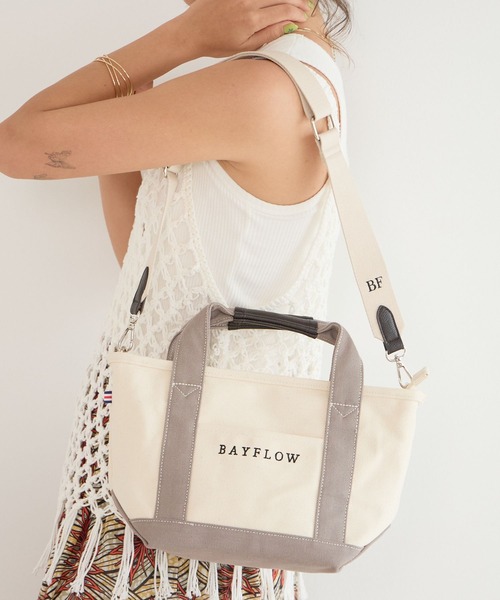 BAYFLOW（ベイフロー）の「[A4サイズ収納可]ショルダーZIPロゴトート Mサイズ（トートバッグ・レディース・グレー/ベージュ/ブラック系・FREE）」の12枚目の写真