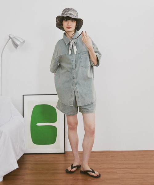 MERLOT（メルロー）の「オーバーサイズデニムセットアップ（シャツ/ブラウス・レディース・ブルー・FREE）」の15枚目の写真