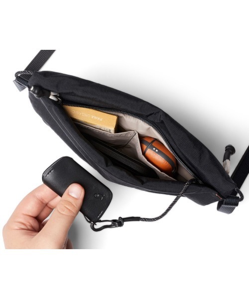 entre square（アントレスクエアー）の「Bellroy/ボディバッグ/ウエストポーチ Lite Sacoche 3.5L（ボディバッグ/ウエストポーチ・レディース・ブラック/レンガ/アッシュグレー・FREE）」の4枚目の写真