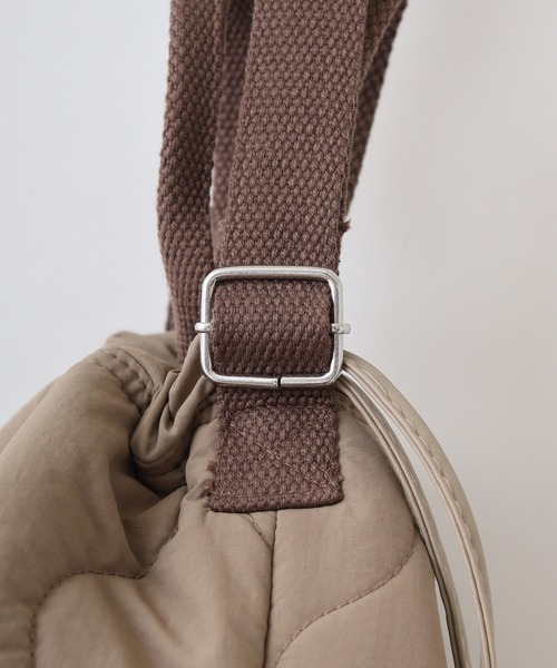 SCANDINAVIAN FOREST（スカンジナビアン・フォレスト）の「SCANDINAVIAN FOREST　ウェーブキルト2WAY巾着ショルダー（ショルダーバッグ・レディース・グレイッシュベージュ/ブラック/カーキ・FREE）」の13枚目の写真