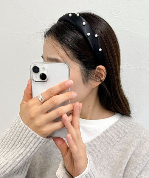 fredy emue（フレディエミュ）の「メタルパールブラックサテンカチューシャ（カチューシャ・レディース・シルバー/オフホワイト・FREE）」の2枚目の写真