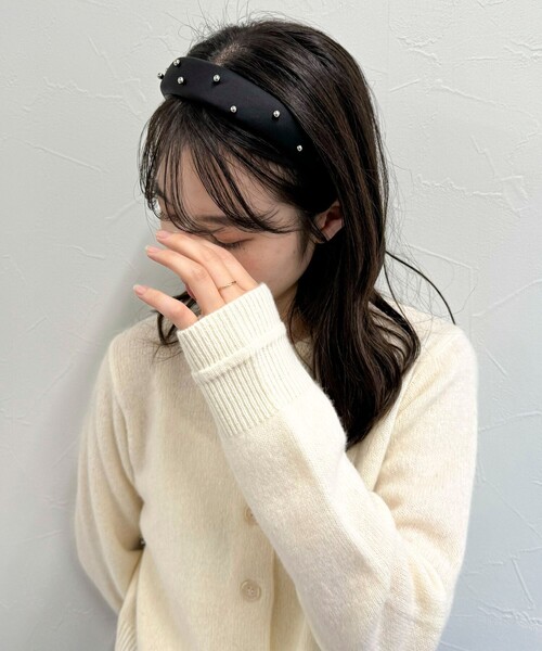 fredy emue（フレディエミュ）の「メタルパールブラックサテンカチューシャ（カチューシャ・レディース・シルバー/オフホワイト・FREE）」の3枚目の写真