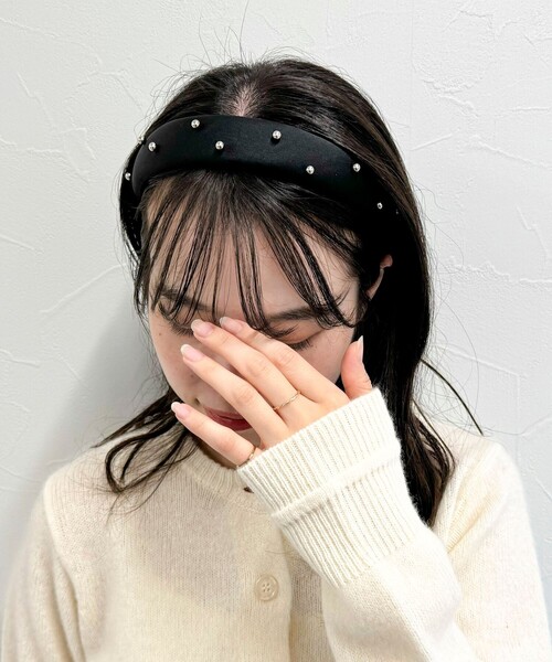 fredy emue（フレディエミュ）の「メタルパールブラックサテンカチューシャ（カチューシャ・レディース・シルバー/オフホワイト・FREE）」の4枚目の写真