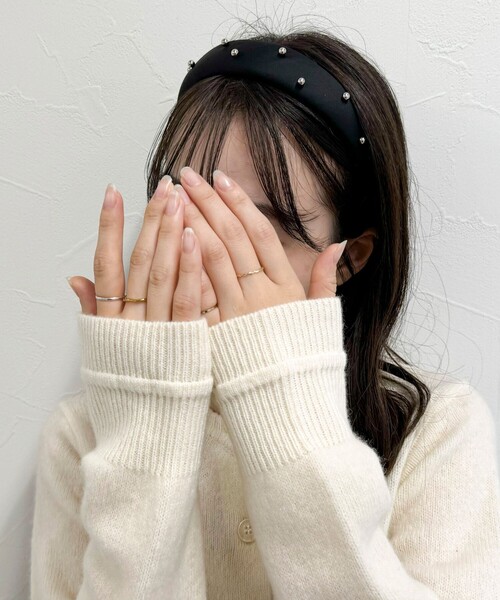 fredy emue（フレディエミュ）の「メタルパールブラックサテンカチューシャ（カチューシャ・レディース・シルバー/オフホワイト・FREE）」の5枚目の写真