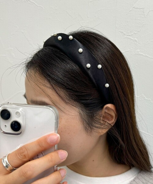 fredy emue（フレディエミュ）の「メタルパールブラックサテンカチューシャ（カチューシャ・レディース・シルバー/オフホワイト・FREE）」の7枚目の写真