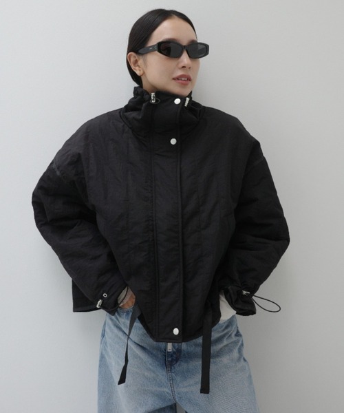 y/m by 村岡美里（イムバイムラオカミサト）の「ワッシャータフタ縦キルトジャケット（その他アウター・レディース・アイボリー/ブラック・FREE）」の3枚目の写真