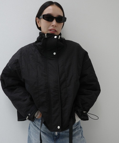 y/m by 村岡美里（イムバイムラオカミサト）の「ワッシャータフタ縦キルトジャケット（その他アウター・レディース・アイボリー/ブラック・FREE）」の4枚目の写真