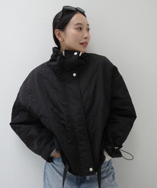 y/m by 村岡美里（イムバイムラオカミサト）の「ワッシャータフタ縦キルトジャケット（その他アウター・レディース・アイボリー/ブラック・FREE）」の5枚目の写真