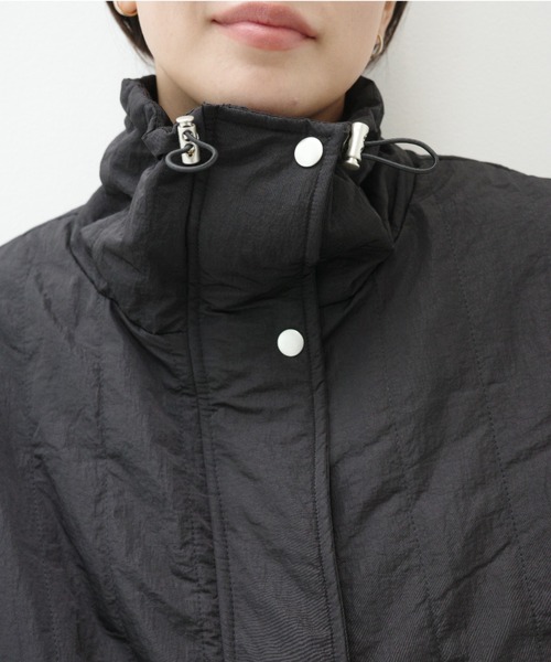 y/m by 村岡美里（イムバイムラオカミサト）の「ワッシャータフタ縦キルトジャケット（その他アウター・レディース・アイボリー/ブラック・FREE）」の9枚目の写真