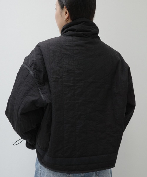 y/m by 村岡美里（イムバイムラオカミサト）の「ワッシャータフタ縦キルトジャケット（その他アウター・レディース・アイボリー/ブラック・FREE）」の14枚目の写真