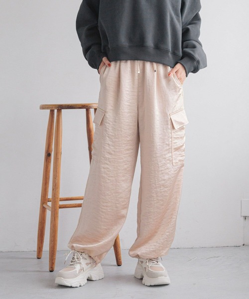 LOWRYS FARM(ローリーズファーム)の「サテンドロストカーゴパンツ 250236(カーゴパンツ・レディース・ブラック/アイボリー/ピンク・FREE)」の3枚目の写真