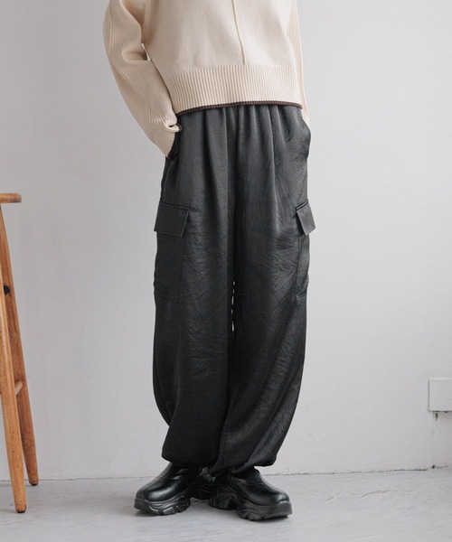 LOWRYS FARM(ローリーズファーム)の「サテンドロストカーゴパンツ 250236(カーゴパンツ・レディース・ブラック/アイボリー/ピンク・FREE)」の2枚目の写真