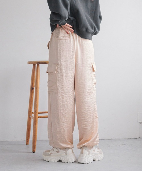 LOWRYS FARM(ローリーズファーム)の「サテンドロストカーゴパンツ 250236(カーゴパンツ・レディース・ブラック/アイボリー/ピンク・FREE)」の17枚目の写真