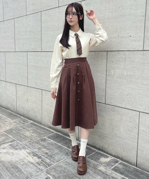 F i.n.t（フィント）の「【セットアップ対応】フロント釦タックフレアースカート/fint（スカート・レディース・ブラウン/グレー・FREE）」の2枚目の写真