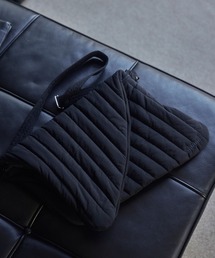 skoool（スクール）の「ロゴ入り中綿ショルダーバッグ／三角フラップデザイン × ナイロン素材（ショルダーバッグ）」