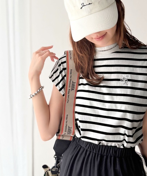 classicalelf(クラシカルエルフ)の「大人女子の上品ベーシック。綿100%シルケットモックネックフレンチTシャツ(刺繍)(Tシャツ/カットソー・レディース・ネイビー/ホワイト/ライトグレー/グリーン/ブラック/ホワイト系その他/ブラック系その他・X-LARGE/SMALL/MEDIUM/LARGE)」の2枚目の写真