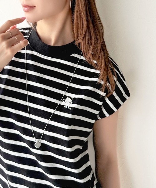 classicalelf(クラシカルエルフ)の「大人女子の上品ベーシック。綿100%シルケットモックネックフレンチTシャツ(刺繍)(Tシャツ/カットソー・レディース・ネイビー/ホワイト/ライトグレー/グリーン/ブラック/ホワイト系その他/ブラック系その他・X-LARGE/SMALL/MEDIUM/LARGE)」の4枚目の写真