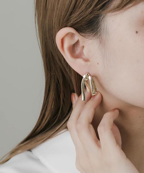 SMELLY(スメリー)の「ニュアンスメタルリボンモチーフピアス(ピアス(両耳用)・レディース・ゴールド・-)」の2枚目の写真