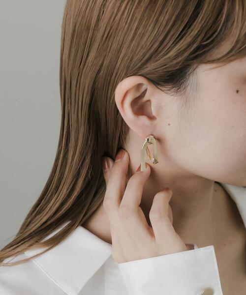 SMELLY(スメリー)の「ニュアンスメタルリボンモチーフピアス(ピアス(両耳用)・レディース・ゴールド・-)」の3枚目の写真