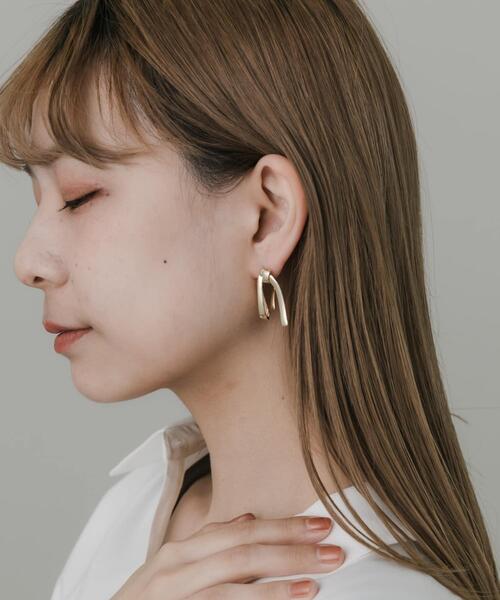 SMELLY(スメリー)の「ニュアンスメタルリボンモチーフピアス(ピアス(両耳用)・レディース・ゴールド・-)」の5枚目の写真