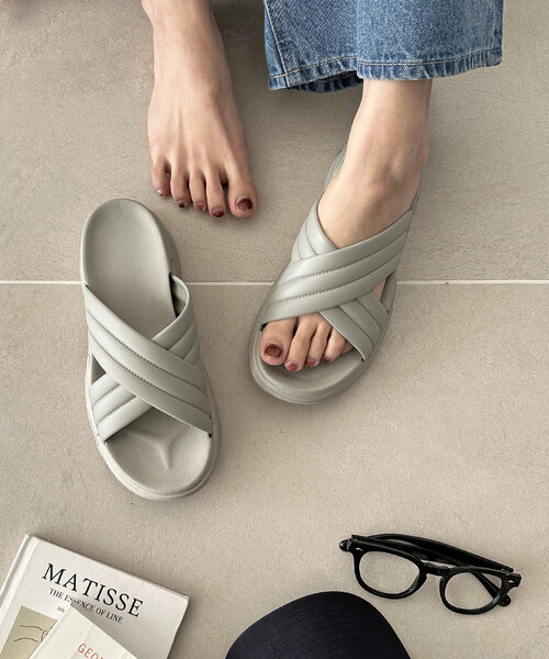 DISCOAT(ディスコート)の「【軽量・プチプラ】EVAクロスサンダル(サンダル・レディース・ホワイト/ブラック/グレー・MEDIUM/LARGE)」の3枚目の写真