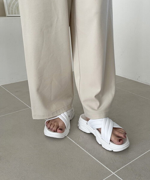 DISCOAT(ディスコート)の「【軽量・プチプラ】EVAクロスサンダル(サンダル・レディース・ホワイト/ブラック/グレー・MEDIUM/LARGE)」の4枚目の写真