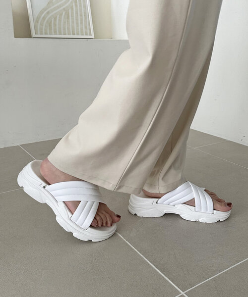 DISCOAT(ディスコート)の「【軽量・プチプラ】EVAクロスサンダル(サンダル・レディース・ホワイト/ブラック/グレー・MEDIUM/LARGE)」の5枚目の写真