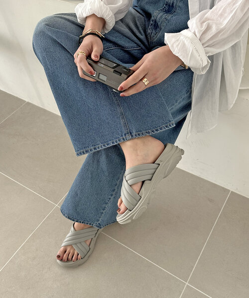 DISCOAT(ディスコート)の「【軽量・プチプラ】EVAクロスサンダル(サンダル・レディース・ホワイト/ブラック/グレー・MEDIUM/LARGE)」の13枚目の写真