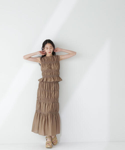 NATURAL BEAUTY BASIC（ナチュラルビューティーベーシック）の「◇シャーリングブラウス＆スカート（ワンピース・レディース・ブラウン/ベージュ・P/S/MEDIUM）」の4枚目の写真