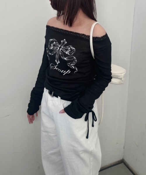 nemne store(ネンネストア)の「オフショルサイドギャザーシアーロンT(Tシャツ/カットソー・レディース・ブラック系/アイボリー・SMALL/MEDIUM)」の2枚目の写真