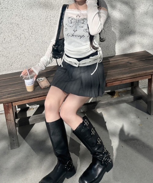 nemne store(ネンネストア)の「オフショルサイドギャザーシアーロンT(Tシャツ/カットソー・レディース・ブラック系/アイボリー・SMALL/MEDIUM)」の4枚目の写真