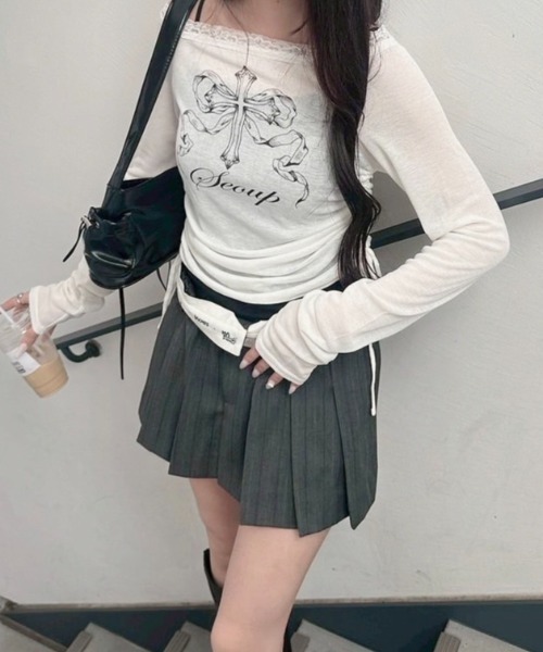 nemne store(ネンネストア)の「オフショルサイドギャザーシアーロンT(Tシャツ/カットソー・レディース・ブラック系/アイボリー・SMALL/MEDIUM)」の3枚目の写真