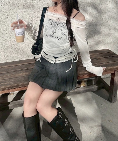 nemne store(ネンネストア)の「オフショルサイドギャザーシアーロンT(Tシャツ/カットソー・レディース・ブラック系/アイボリー・SMALL/MEDIUM)」の5枚目の写真